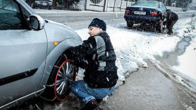 V zimskih razmerah, ko je vreme nepredvidljivo, morajo predvsem vozniki motornih vozil upoštevati možne hitre spremembe voznih razmer (ANSA)