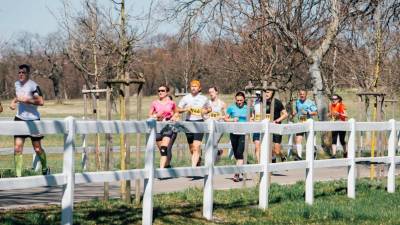 Tekači na arhivskem posnetku pri Lipici (KRASKIMARATON.SI)
