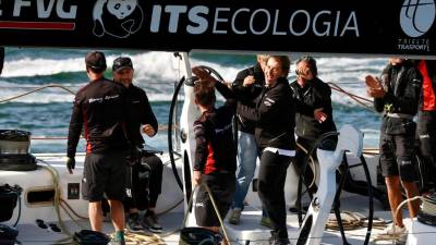 Člani zmagovalne posadke na jadrnici Arca SGR se veselijo tretje zaporedne zmage na Barcolani (TEDESCHI / FOTODAMJ@N)