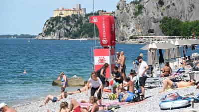 Ob ugodnem vremenu se plaže naglo napolnijo (FotoDamj@n)