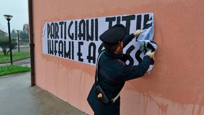 Karabinjer odstranjuje transparent z gledališča v Boljuncu (FOTODAMJ@N)