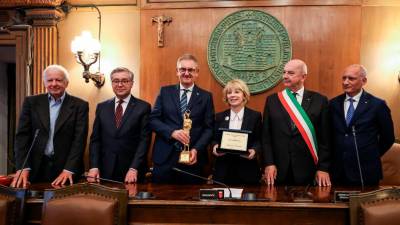 V sredini direktor tržaške univerze Roberto Di Lenarda in direktorica Miramarskega muzeja Andreina Contessa (FOTODAMJ@N)