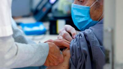 Obvezno cepljenje bo odslej obvezno za vse delavce, ki so dopolnili 50 let (ANSA)