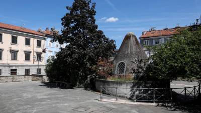 Na Trgu Puecher se je v zimskih mesecih neznanec znesel na izložbe kar treh lokalov