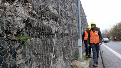 Geologi preučujejo kraške stene ob avtocesti (SIMONE FERRARO)