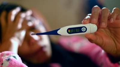 Nenaden pojav povišane telesne temperature sodi med simptome gripe (FOTODAMJ@N)
