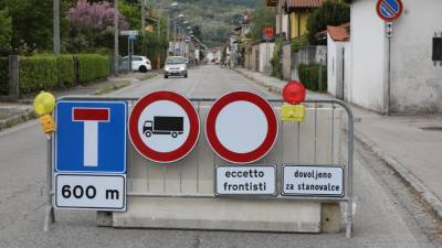 Na zaporo opozarjajo prometni znaki (BUMBACA)
