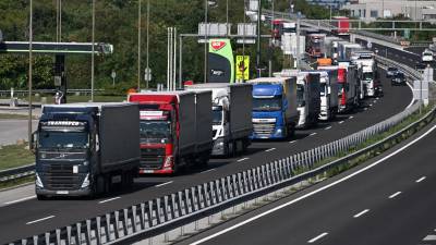 Kolona vozil se od Fernetičev vije do deset kilometrov oddaljenega avtocestnega razcepa Gabrk