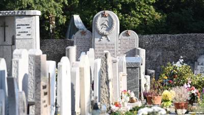 Grobnici padlih bi v sklopu obnove pokopališča spremenili v spominski obeležji