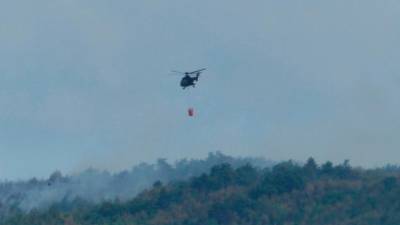 Ogenj so gasili tudi s pomočjo helikopterja (BUMBACA)