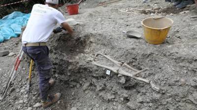 Arheologi na delu na grajskem griču (BUMBACA)