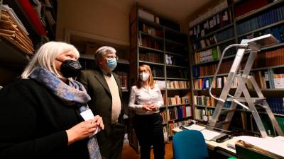Ministrica Helena Jaklitsch (desno) v Knjižnici Dušana Černega (FOTODAMJ@N)