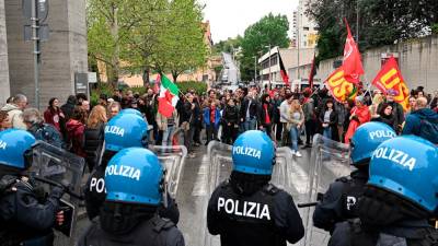 Manifestante, ki so želeli izražati svoj antifašizem, so lani pred Rižarno pričakali policisti s pendreki (FOTODAMJ@N)