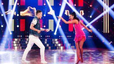 Nika in Denis med nedeljskim nastopom na oddaji Zvezde plešejo, ki jo predvaja Pop TV (FOTO MIRO MAJCEN)