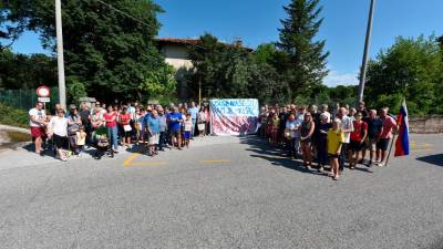 Demonstracija domačinov pred nekdanjo osnovno šolo (FOTODAMJ@N)