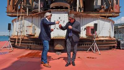 Predsednik pristaniške uprave Zeno D’Agostino je na Ursusu ključe prevzel iz rok predsednika pomožne obalne straže Fabrizia Pertota (FOTODAMJ@N)