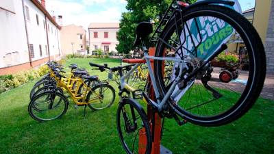Na dvorišču gostilne Pri lipi so v soboto predali namenu prvo postajo za napajanje električnih koles na Krasu ter točko za prvo pomoč za kolesarje za popravilo koles (FOTODAMJ@N)