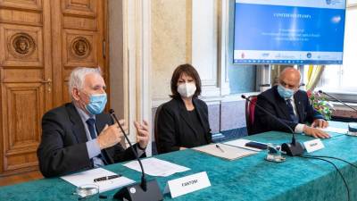 Od leve predsednik Mednarodne fundacije Trst Stefano Fantoni, pristojna za šolstvo v deželni vladi Alessia Rosolen in tržaški župan Roberto Dipiazza (FOTODAMJ@N)