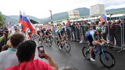 Roglič in ostali kolesarji na ciljni črti (BUMBACA)