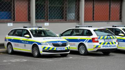 Policija išče voznika, ki je na pločniku trčil v peško in pobegnil (ARHIV)