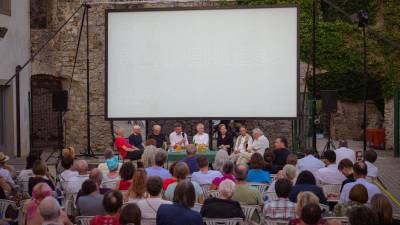 Dokumentarec, bogat z doslej še nevidenimi materiali, prvič celovito predstavi gibanje OHO