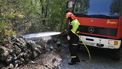 Gasilec med gašenjem, slika je simbolna
