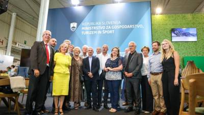 Predstavniki slovenske vlade z zamejskimi podjetniki na sejmu Agra v Gornji Radgoni (MGTŠ RS)