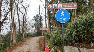 Ob obnovljeni poti je vertikalna signalizacija v italijanščini, krajevne table v italijanščini in furlanščini, plošče, vgrajene v prodnati tlak, pa v italijanščini, furlanščini in slovenščini (TIBALDI)