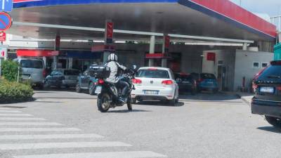 Veliko vozil z italijanskimi registrskimi tablicami je v soboto šlo po gorivo v Slovenijo (BUMBACA)