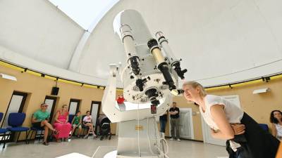 Obiskovalci so prisluhnili astronomom zavoda in s teleskopom opazovali dogajanje na Soncu (FOTODAMJ@N)