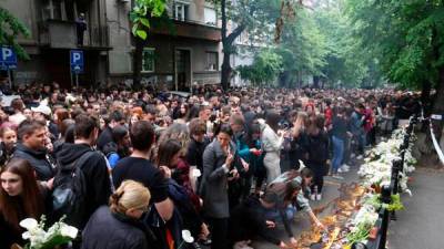 V Srbiji se je začelo tridnevno žalovanje za žrtvami sredinega strelskega napada na šoli (ANSA)