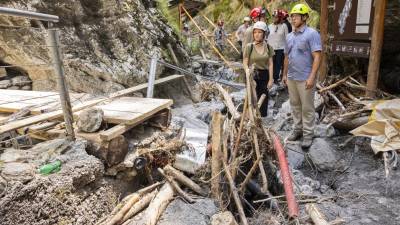 Ministrica za kulturo Asta Vrecko na ogledu območja Partizanske bolnice Franja