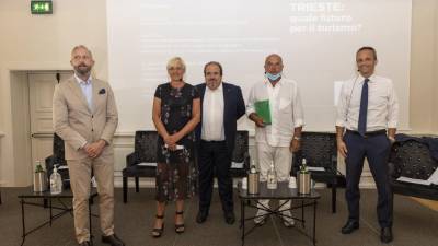 Trojica kandidatov: z desne proti levi Francesco Russo, Roberto Dipiazza in Alessandra Richetti z organizatorji