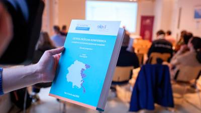 Zbornik prispevkov Četrte deželne konference o varstvu slovenske jezikovne manjšine so predstavili včeraj v Trgovskem domu v Gorici (TIBALDI)