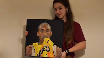 Noemi Roma z mozaikom, portretom ameriškega košarkarja Kobeja Bryanta (OSEBNI ARHIV)