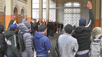 Migrante policija občasno odpelje iz Starega pristanišča v sprejemne centre po Italiji (FOTODAMJ@N)