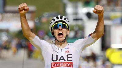 Tadej Pogačar je po vratolomnem spustu z Glibierja prvi prečkal ciljno črto v Valloiru (ANSA)