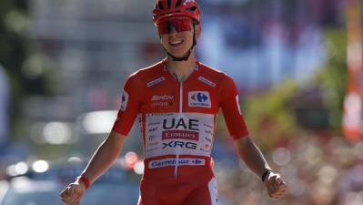 Tadej Pogačar (UAE Emirates Team) na ciljni črti (ANSA / Javier Lizon)