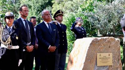 Predsednik FJK Massimiliano Fedriga in notrani minister Matteo Piantedosi ob kamnitem obeležju v miljskem mestnem parku, ki so ga poimenovali po Eddieju Walterju Cosini (FOTODAMJ@N)