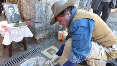 Gunther Demnig v Doberdobu januarja 2018 (BUMBACA/ARHIV)