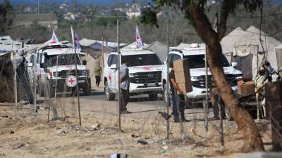 Vozila Rdečega križa z izpuščenimi izraelskimi talci (ANSA)