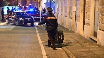 Kovček so karabinjerji naposled odnesli (FotoDamj@n)