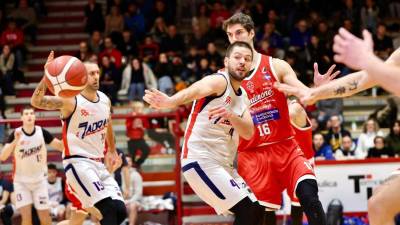 Atraktivna podaja Jadranovega kapetana Matije Baticha (TEDESCHI/FOTODAMJ@N)