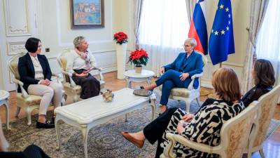 Predsednica Nataša Pirc Musar z aktivisti Anhovega (Danijel Novakovič/STA)