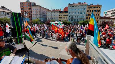 Udeleženci so se zbrali na Šentjakobskem trgu (LUCA TEDESCHI/FOTODAMJ@N)