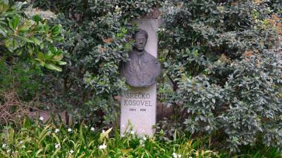 Spomenik Srečka Kosovela v Ljudskem vrtu, kjer bo 24. marca pesniška matineja (FOTODAMJ@N)