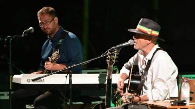 Vlado Kreslin bo v četrtek na Proseku nastopil z Iztokom Cergolom (ARHIV)