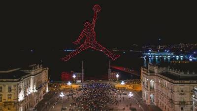 Tako so v Trstu junija z droni obeležili 40-letnico nastopa Michaela Jordana (TEDESCHI/FOTODAMJ@N)