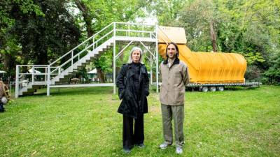 Umetnica Nika Špan in kurator Vladimir Vidmar pred slovenskim paviljonom Skrivnost vrta zate (KATJA KODBA/STA)