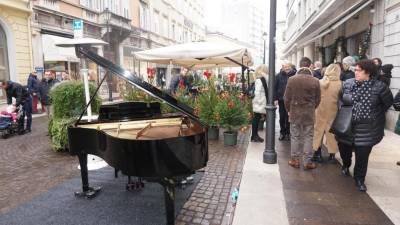 Kdor želi, lahko še danes igra na klavir (BUMBACA)